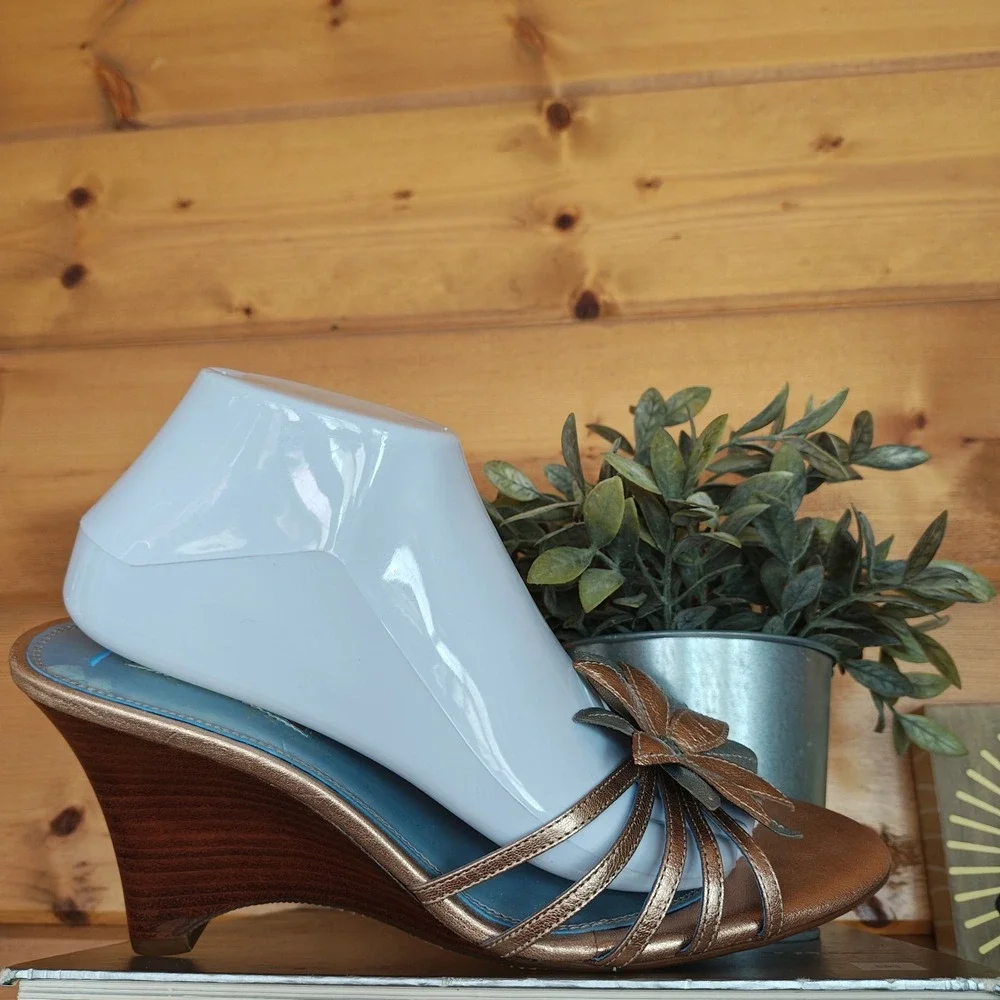 Unisa Uniflora Metallic Leather Flower Wood Wedge Heel Sandal Shoe Rare HTF 9.5B